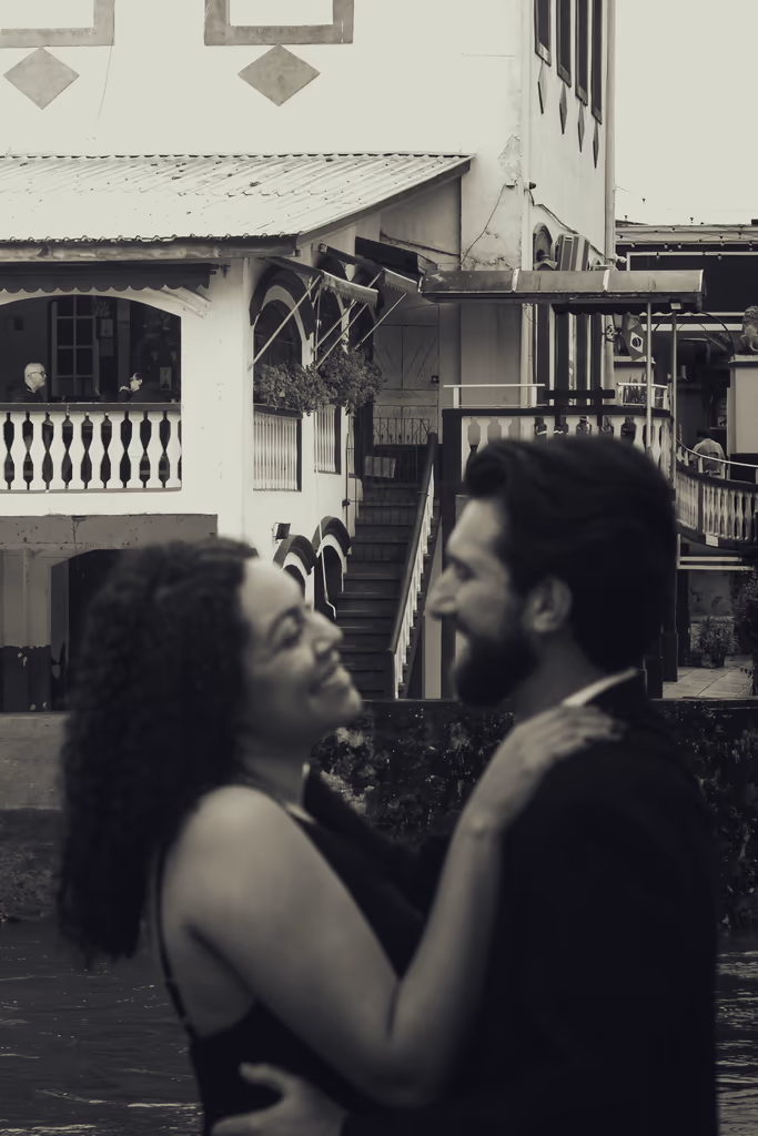 Casal abraçado sorrindo em preto e branco
