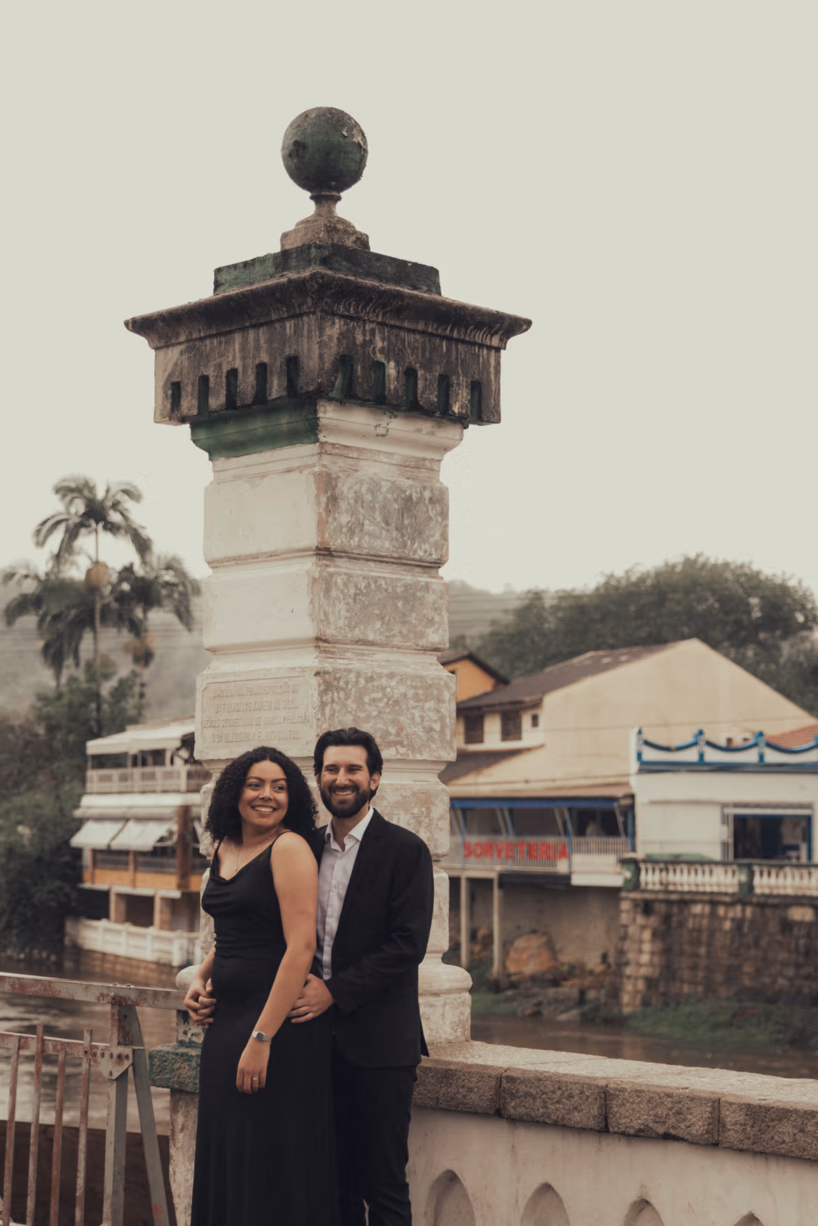 Casal posando em frente a um obelisco